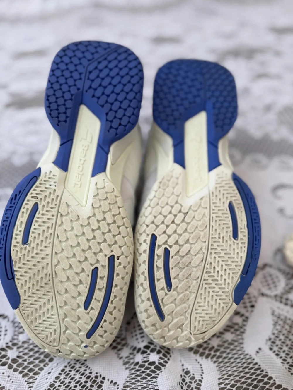 Babolat Jet Mach III Women's Tennis Shoes 7.5 + Vintage Crest Wristband Bundle